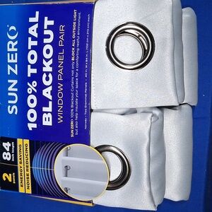 NWT Sun Zero Total Blackout Grommet Curtain 2 Panels Silver Grey